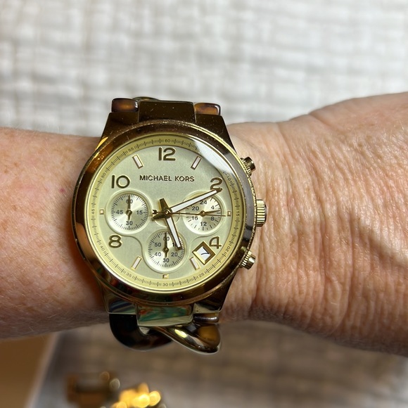Michael Kors Tortoise bracelet watch - Picture 4 of 7